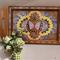intarsia-indlagt-traebakke-kanter-under-glas-sommerfuglemoenster-i-sommerfuglevinger